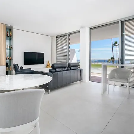 The Edge - Beachfront 2 Bedroom *